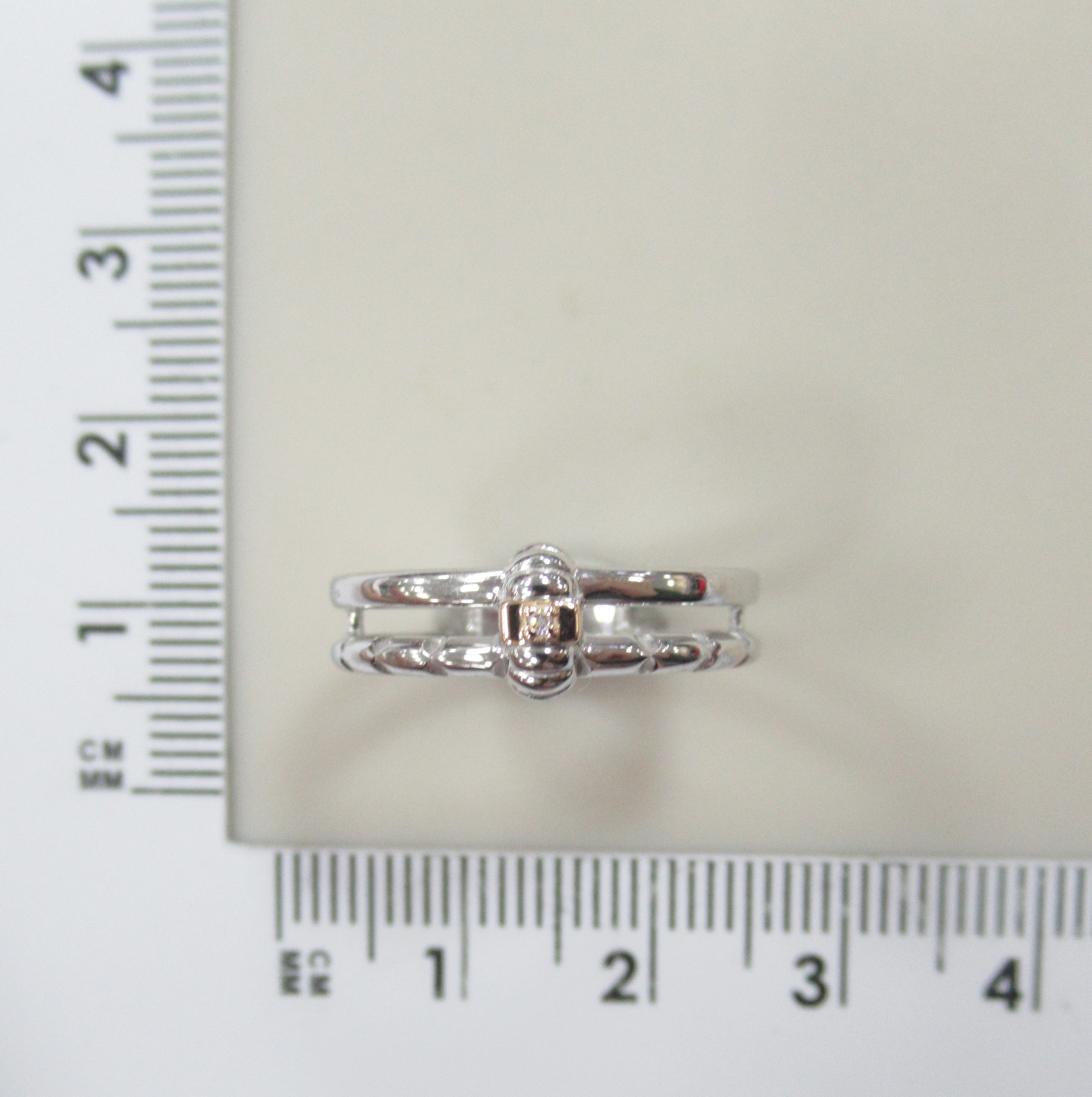 Серебряное кольцо с бриллиантом